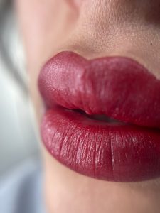איפור קבוע לשפתיים
